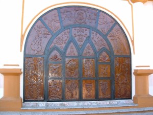 La Crucecita church door